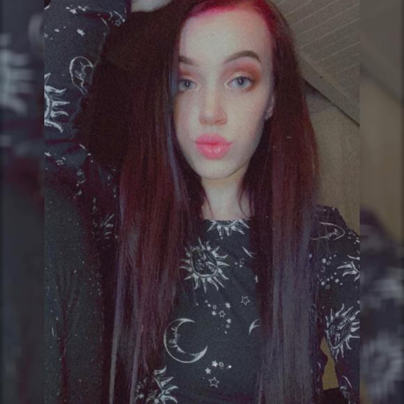 Profile Picture of Nikki Renée (@aprillmamii) on Poshmark