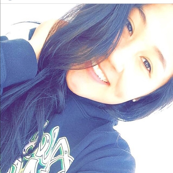 Profile Picture of Shauna Koonuk (@shaunakoonuk14) on Poshmark