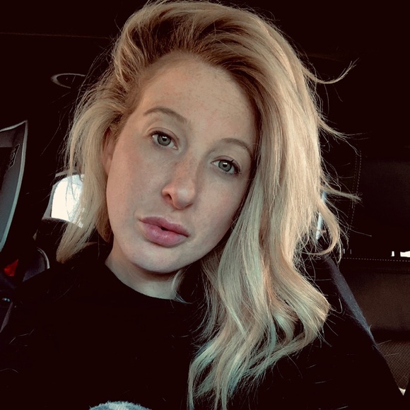 Profile Picture of Shauna Supeck (@shaunasupeck) on Poshmark