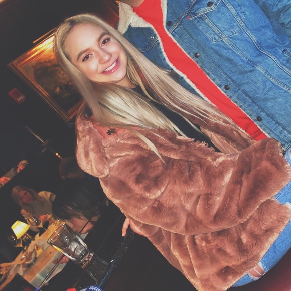 Profile Picture of Chloe Penniman (@chloepenniman) on Poshmark