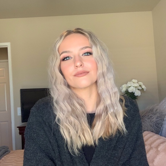 Profile Picture of Amber Odell (@amberbronkar) on Poshmark