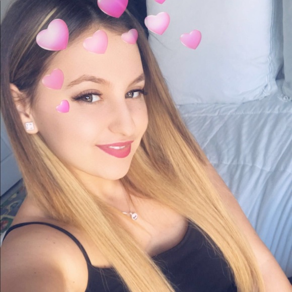 Nicole Lipschutz - Poshmark Profile Picture of Nicole Lipschutz (@nicole_ashleee) on Poshmark