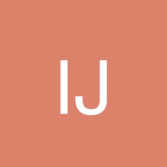 Profile Picture of Iris Jones (@yiyis12) on Poshmark