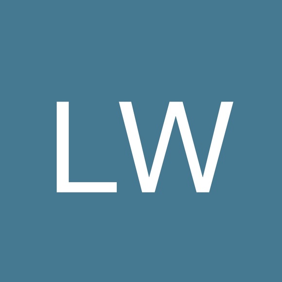 Profile Picture of Laura Witczak (@lauwit27) on Poshmark