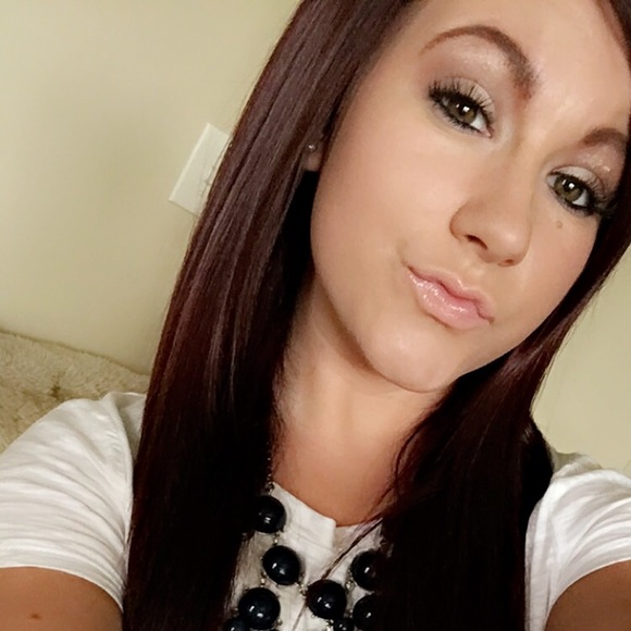 Profile Picture of Sage Nebeker (@sage_shania) on Poshmark