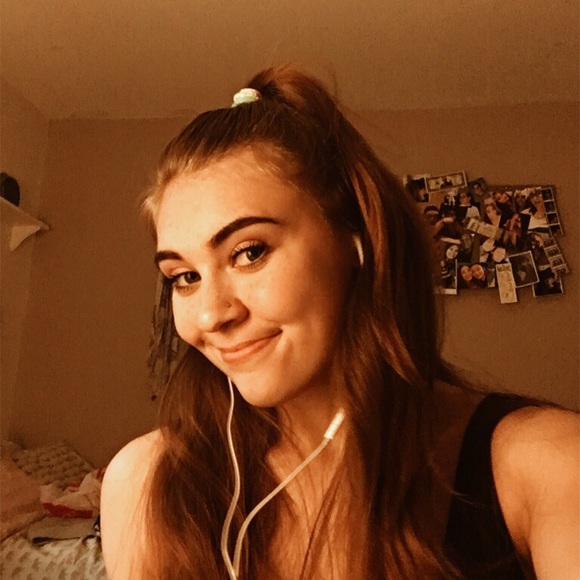 Profile Picture of Maddie Sallet (@maddiesallet) on Poshmark