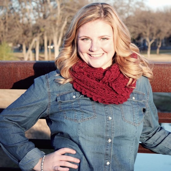 Profile Picture of Hannah Weaver (@hannahweaver02) on Poshmark