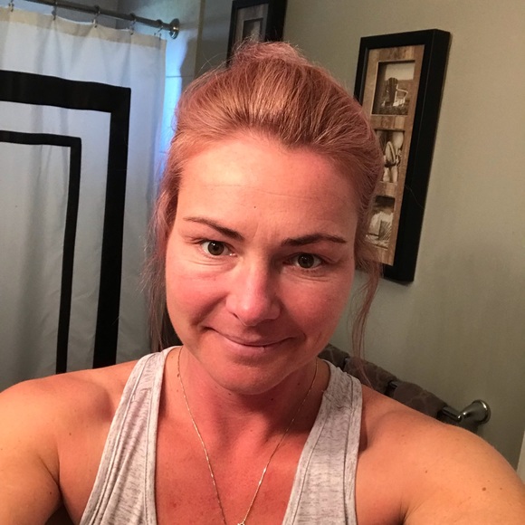 Profile Picture of Cris Reissner (@kuwalawala) on Poshmark