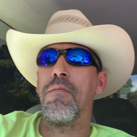 Profile Picture of Daniel Toschlog (@hayliesdad2002) on Poshmark