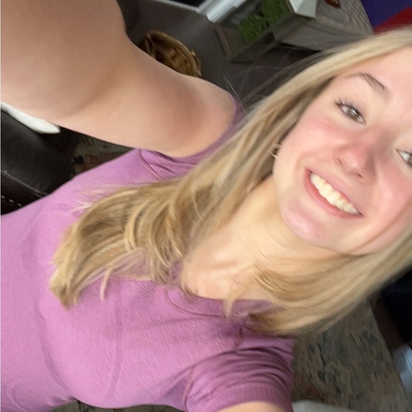 Profile Picture of Jillian Mannon (@jillianm49) on Poshmark