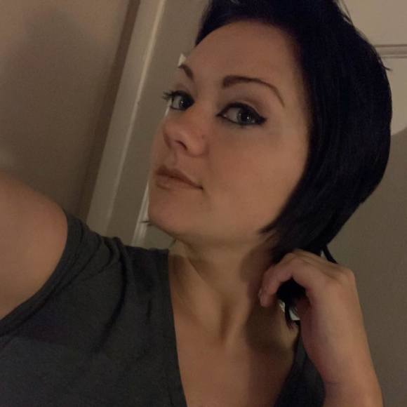 Profile Picture of Carly Mattice (@matticenicedice) on Poshmark