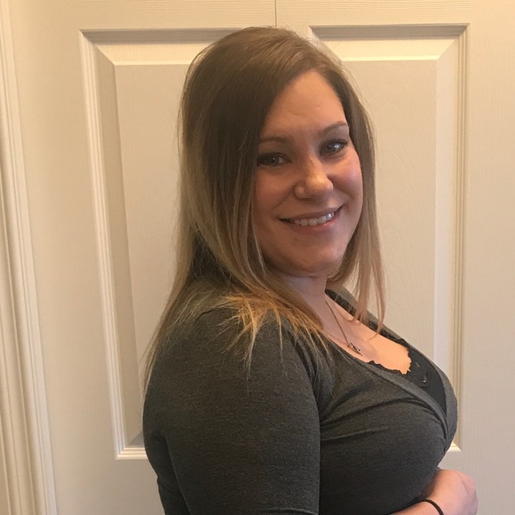 Profile Picture of Robyn Schmidt (@robyns577) on Poshmark