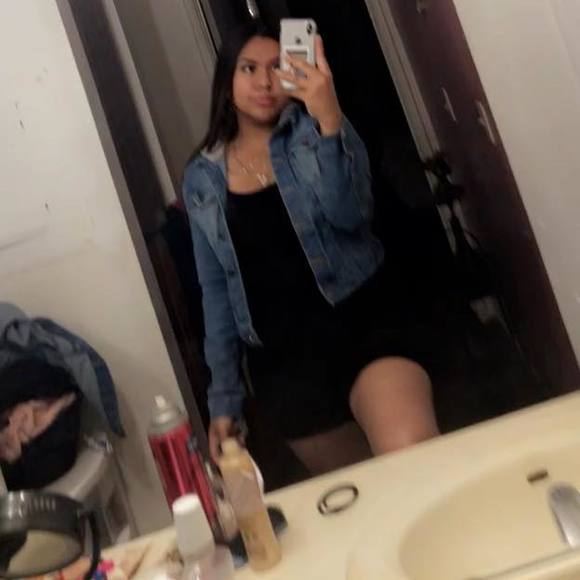 Profile Picture of Stephanie Berrelleza (@stephanieberrel) on Poshmark