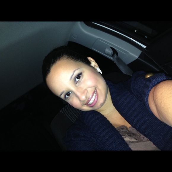 Profile Picture of Vanessa Aloyo (@valoyo86) on Poshmark