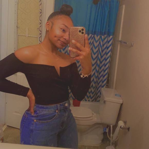 Profile Picture of Kelsey Mackey (@kelsey1234_) on Poshmark