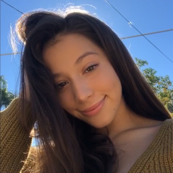 Profile Picture of Alissa Lara (@alissa0528) on Poshmark