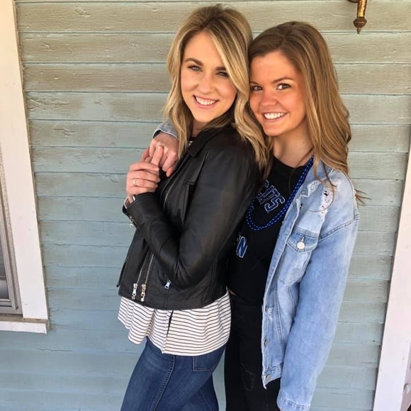 Profile Picture of Lauren Findley (@findleyl) on Poshmark