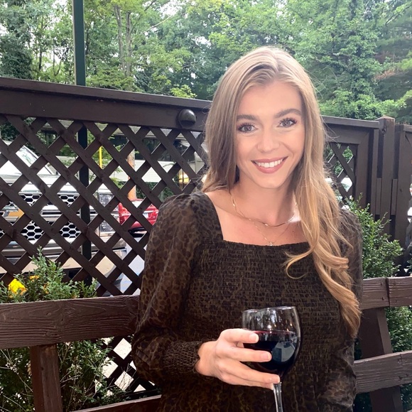 Profile Picture of Leah Cable (@leahcable224) on Poshmark