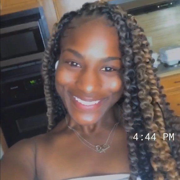 Profile Picture of Serenity Williams (@smileyrenn) on Poshmark