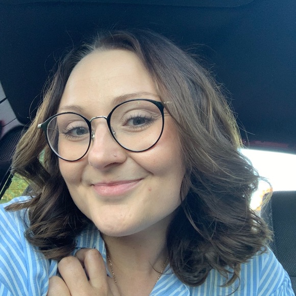 Profile Picture of Alex Burt (@alexandrakburt) on Poshmark