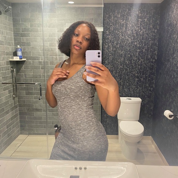 Profile Picture of Shazzy Byers (@loveeyuuu123) on Poshmark