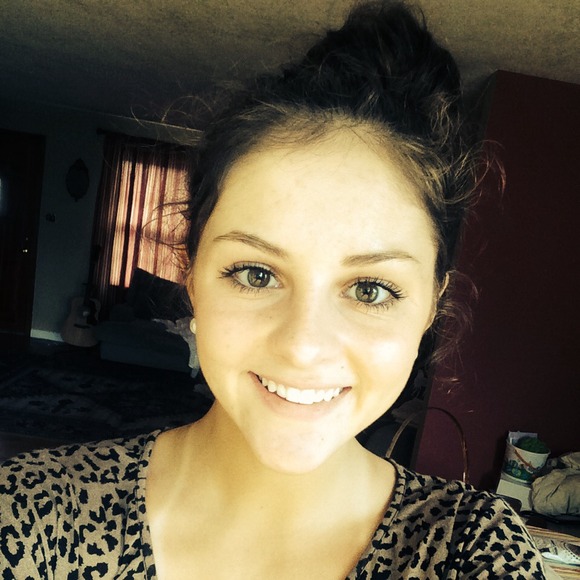 Profile Picture of Hannah Andrews (@hannah__andrews) on Poshmark