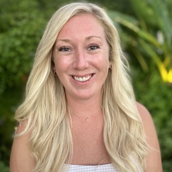 Profile Picture of Laura Huepper (@huepperlaura) on Poshmark