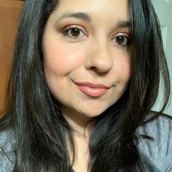 Profile Picture of Samantha Garcia (@sa5m007) on Poshmark