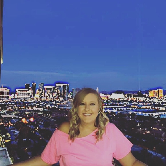 Profile Picture of Carmen Sharpe (@carmen_sharpe) on Poshmark