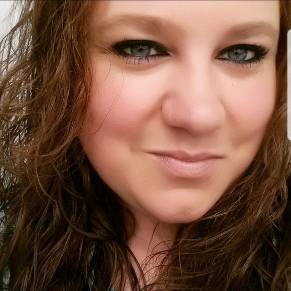 Profile Picture of Sharlyn Hasserodt (@sharlyn1984) on Poshmark