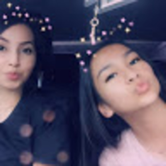 Profile Picture of Daniela Araujo (@danielaarauj948) on Poshmark