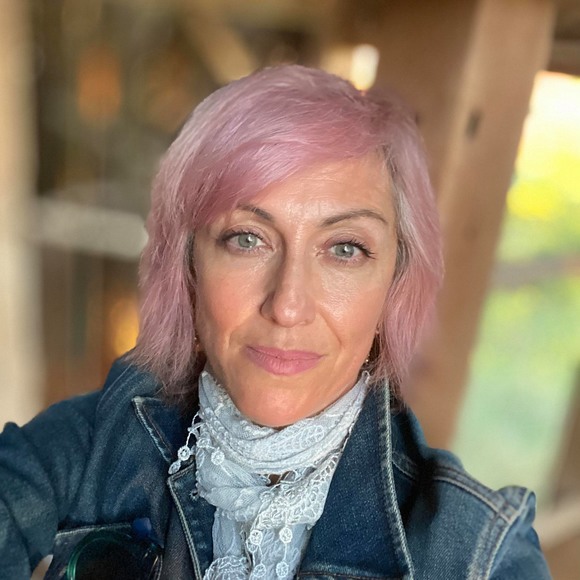 Profile Picture of Angelina Ieraci (@angelinaieraci) on Poshmark