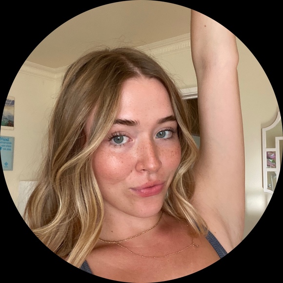 Profile Picture of Lily Ruiz (@lilyeruiz) on Poshmark