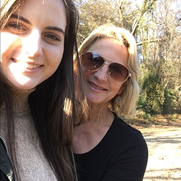 Profile Picture of Luanne Johnson (@luannej2) on Poshmark