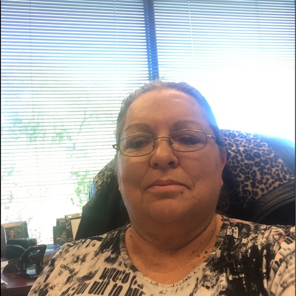 Profile Picture of Debra Chesser (@ddchesser131) on Poshmark