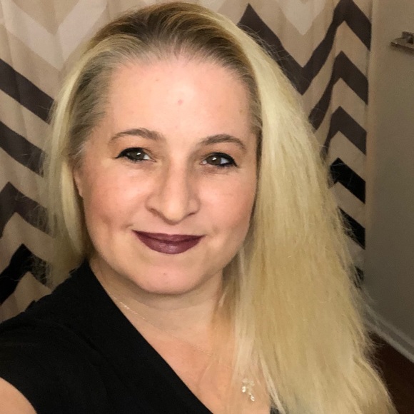 Profile Picture of Kimberly Bybee (@kimmybluvbears4) on Poshmark
