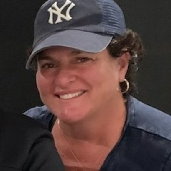 Profile Picture of Suzanne Freeman (@suzfreeman) on Poshmark