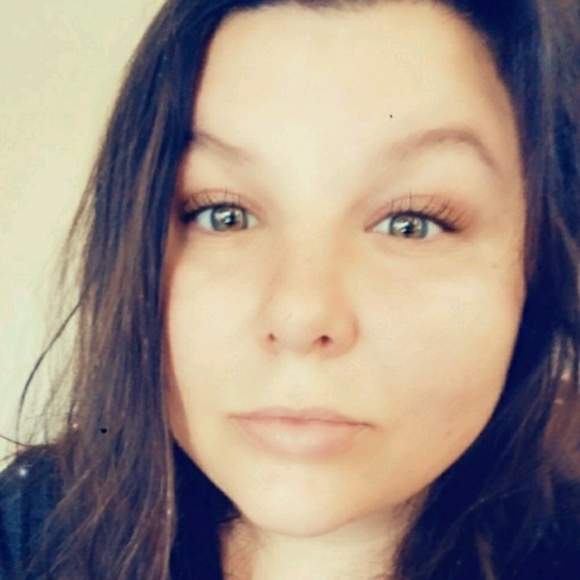 Profile Picture of Holley Ray (@bringme_mywand) on Poshmark
