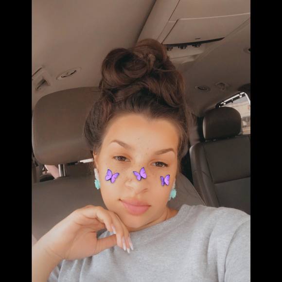 Profile Picture of Samantha Locklear (@samanthalock918) on Poshmark