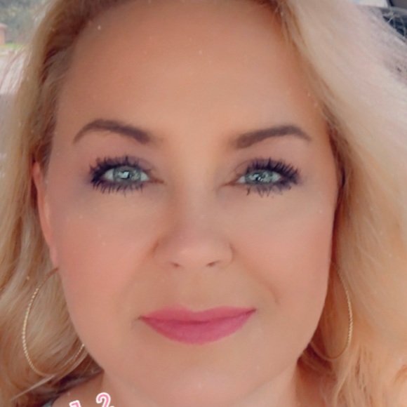 Ann Taddonio - Poshmark Profile Picture of Ann Taddonio (@anniecarne) on Poshmark