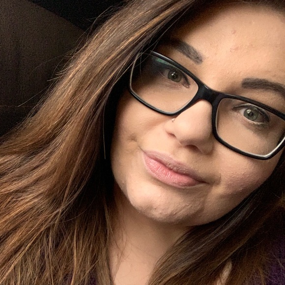 Profile Picture of Michelle Glover (@mglovv) on Poshmark