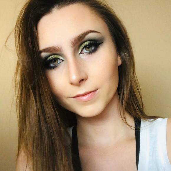 Profile Picture of Dallas Lonis (@dallaslonis) on Poshmark