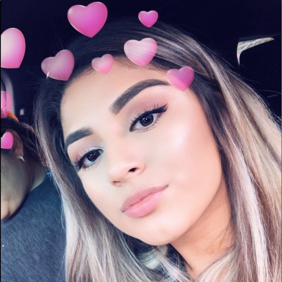 Profile Picture of Andrea Rocha (@arochaaa6) on Poshmark