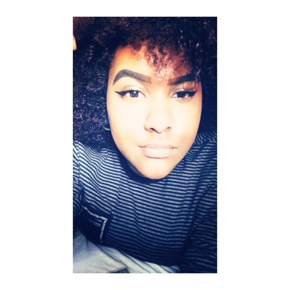 Profile Picture of Kayla Abrams (@kailovefash) on Poshmark