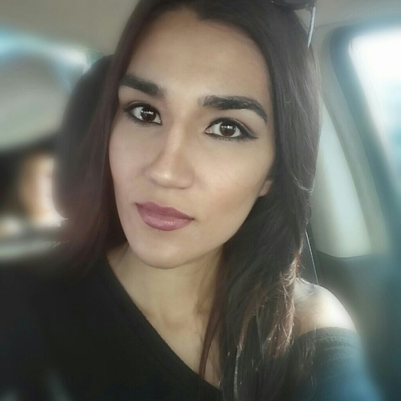 Profile Picture of Lori Valenzuela (@valenzuela26) on Poshmark