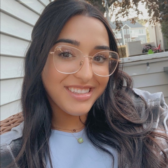 Profile Picture of Emily Caetano (@emilyleec) on Poshmark