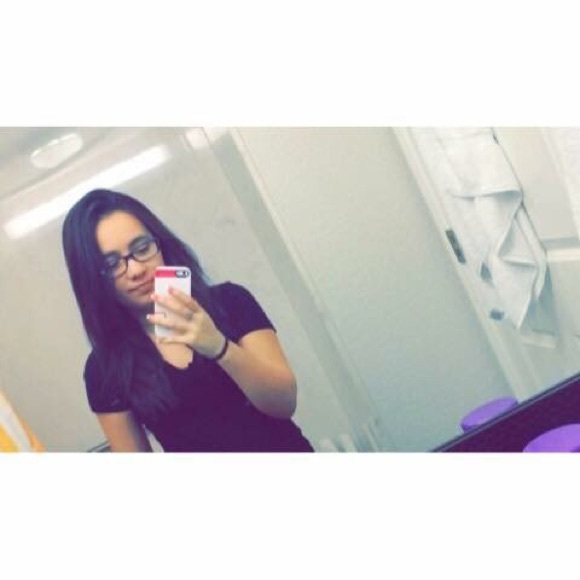 Profile Picture of Veronica Cervantes (@hiimveronicaa) on Poshmark