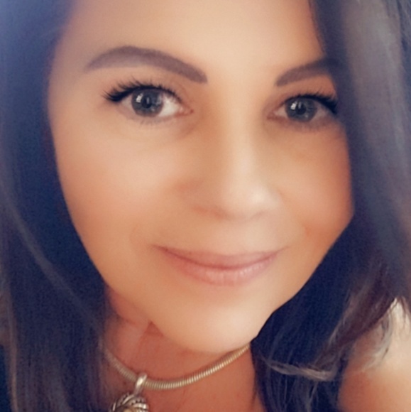 Profile Picture of Bonnie Lalicker (@gbear32) on Poshmark