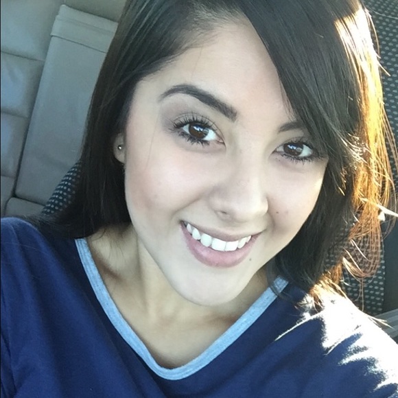 Profile Picture of Claudia Inguanzo (@c_inguanzo18) on Poshmark