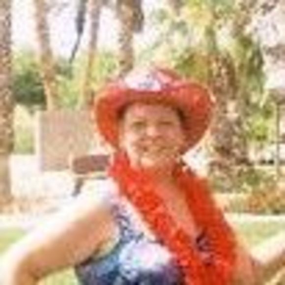 Profile Picture of Loral Fuller (@loralful) on Poshmark